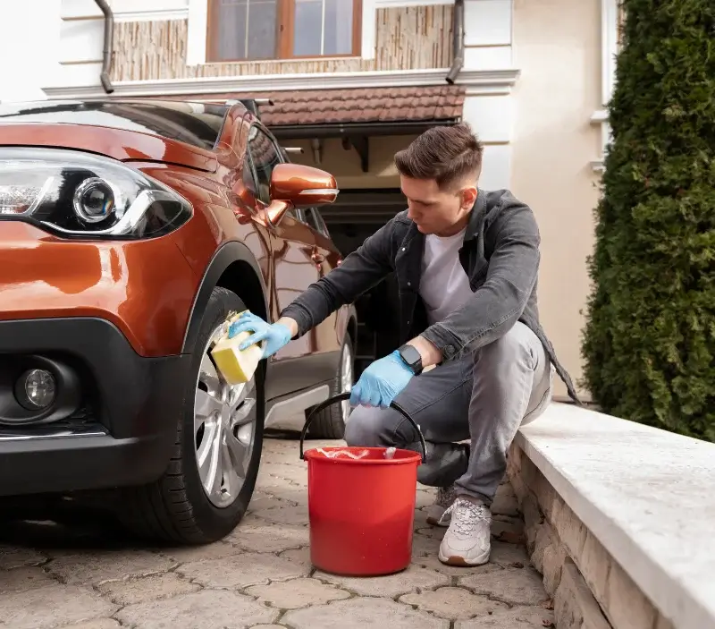 Lavage auto à domicile Marville-Moutiers-Brûlé : professionnel intervenant sur un véhicule